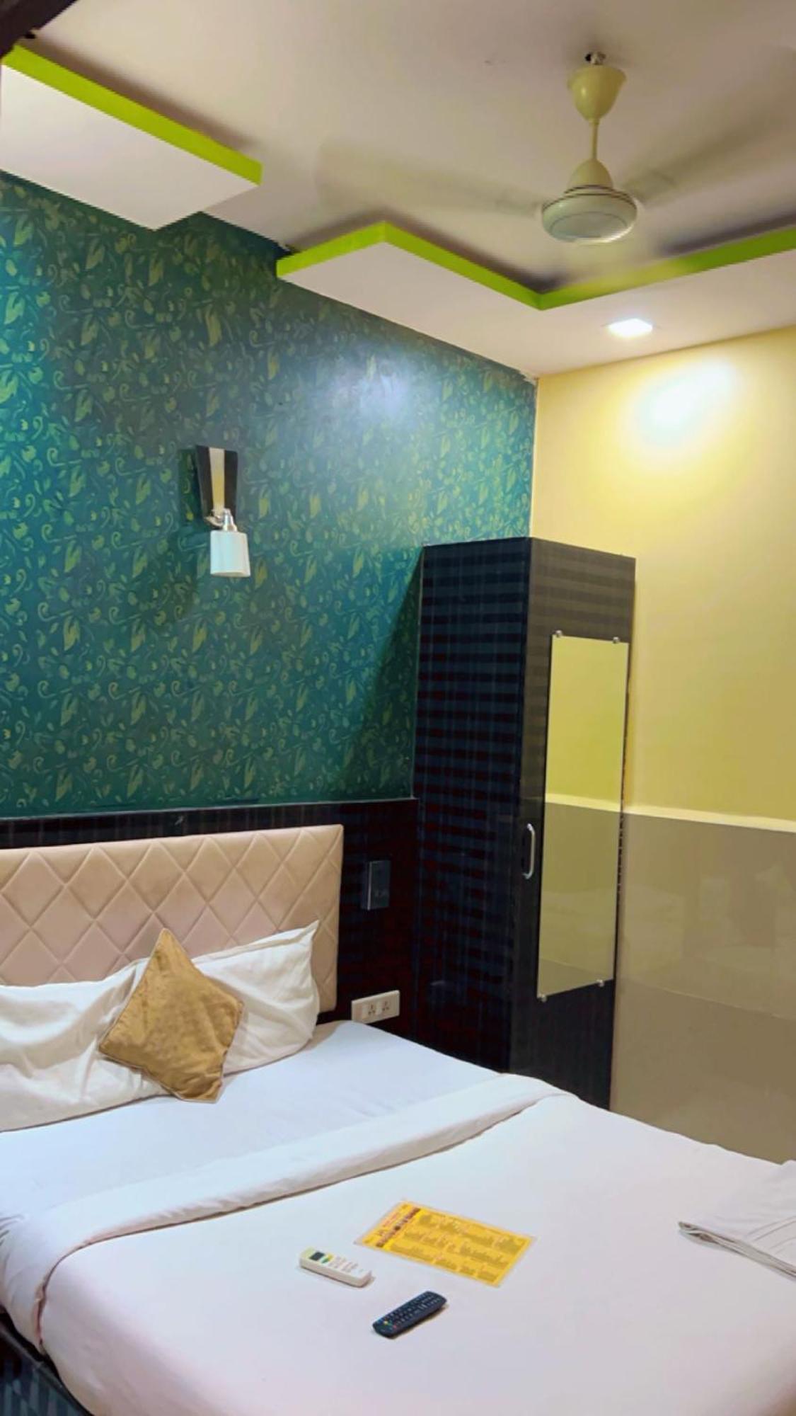 Hotel Avenue Near T-2 International Airport Bombay Esterno foto