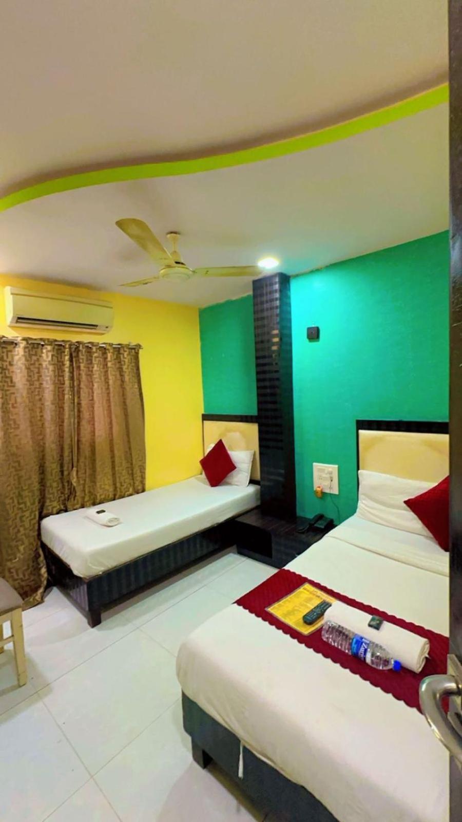 Hotel Avenue Near T-2 International Airport Bombay Esterno foto